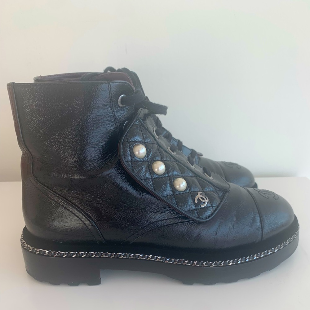 Chanel shiny boots with chain and pearls
